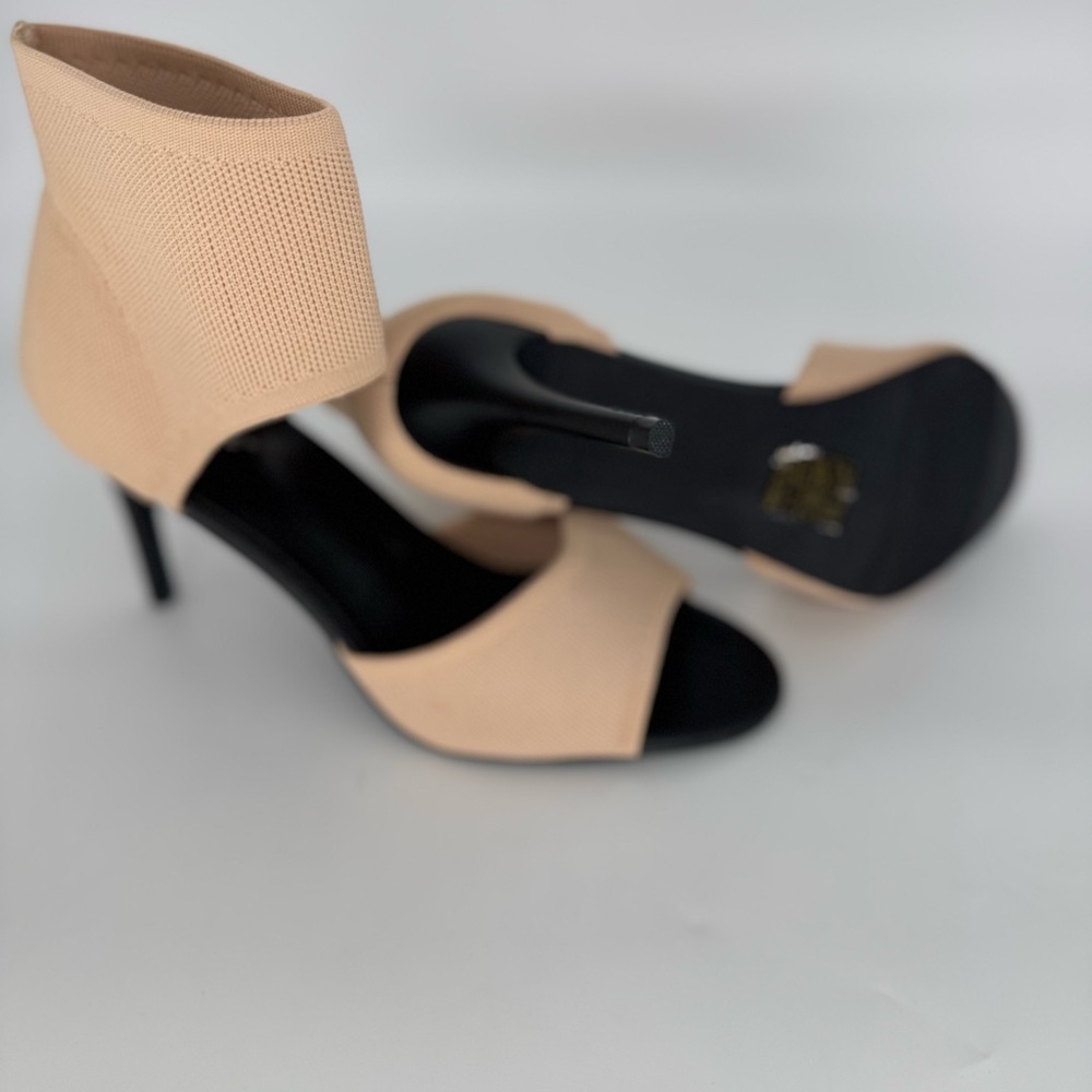 NEW JishinGal 
Tan and black ankle socks and heels Size 9